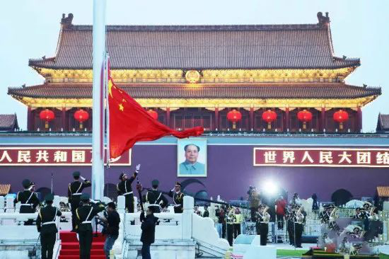 搬家公司舉行升國旗儀式，喜迎國慶！